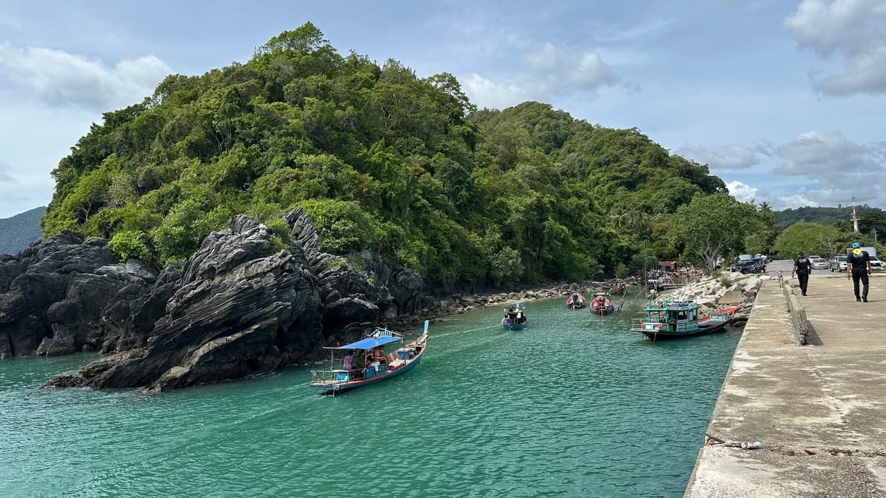 เรือหางยาวจอดที่ท่าเทียบเรือเฟอร์รี่เก่า หาดแขวงเภา อำเภอขนอม จุดลงเรือชมโลมาสีชมพู