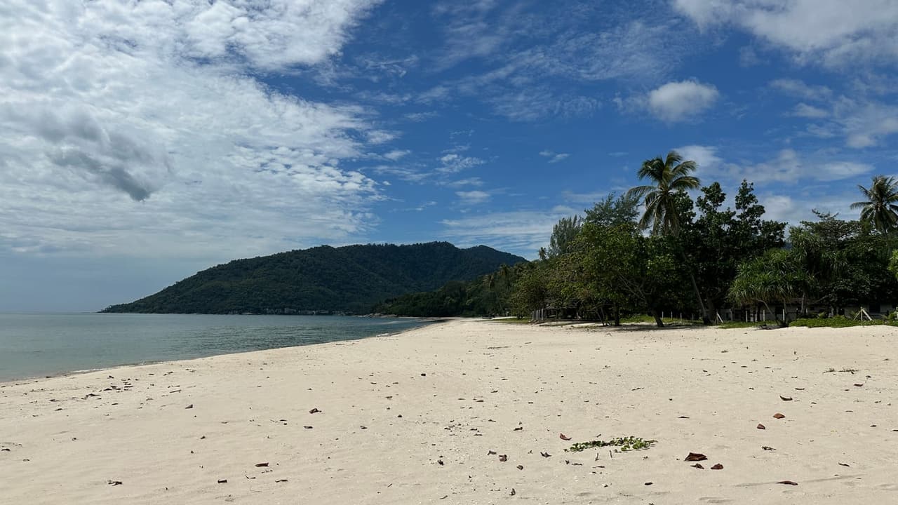 หาดในเพลา อำเภอขนอม หาดทรายขาวและภูเขาริมทะเล