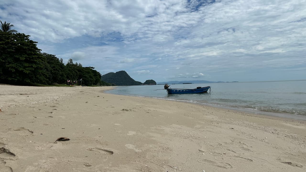 หาดหน้าด่าน อำเภอขนอม หาดทรายกว้างและเรือประมงริมฝั่ง