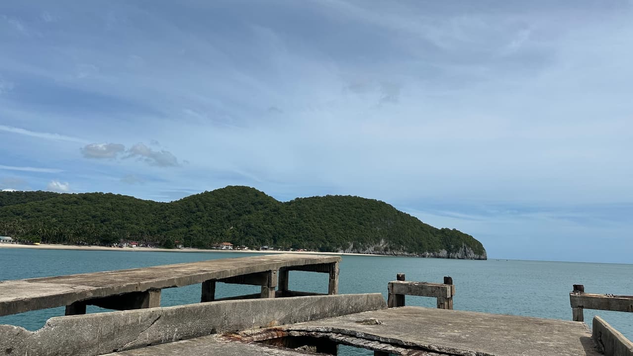 ท่าเทียบเรือเก่าที่หาดแขวงเภา อำเภอขนอม มองเห็นภูเขาและทะเล